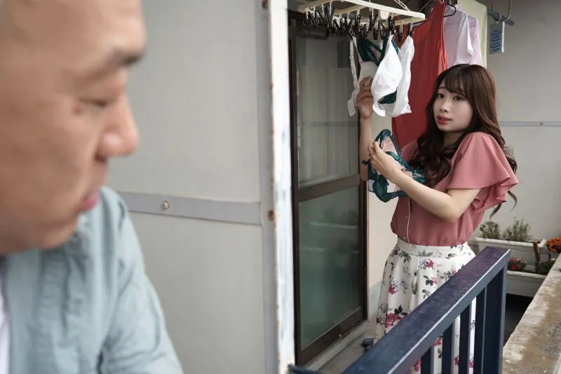 Gã nhà bên chuyên soi mói và cặp vợ gã chồng thường xuyên rên la quá to