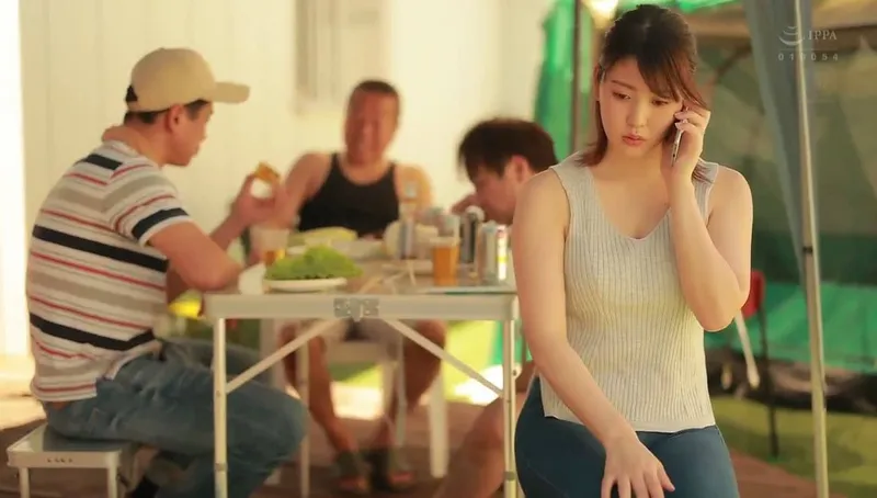 Người chồng khờ để người vợ tham gia sự kiện cắm trại với mấy gã nhà bên và cái kết