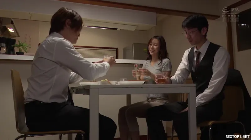 đến nhà cấp trên ở nhờ, cưỡng dâm luôn vợ yêu sếp