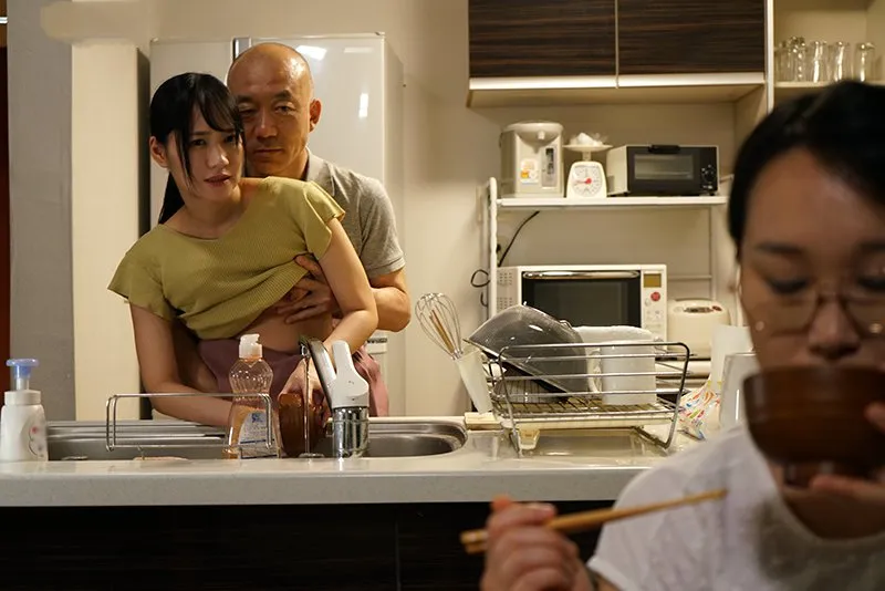 Gã chồng đụ bé con riêng của người vợ khi biết vợ yêu không thể sinh con cho mình